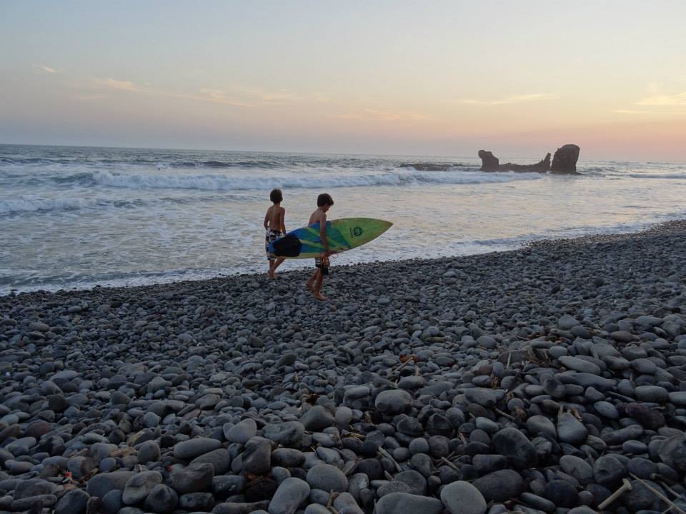 kids surfing el tunco