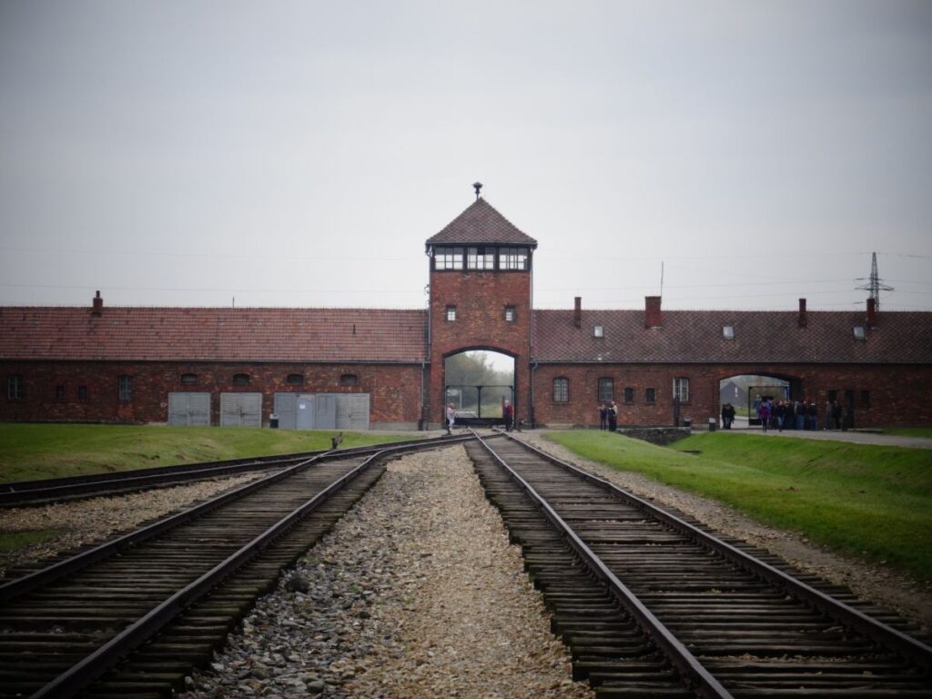 auschwitz building train tracks
