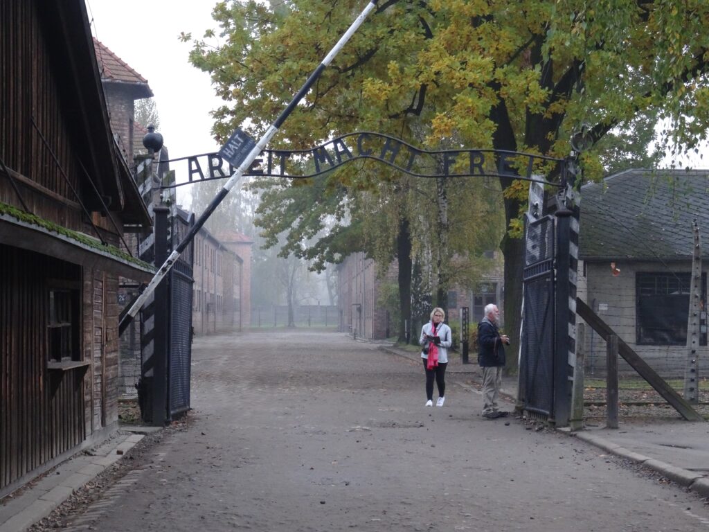 entrance to auschwitz