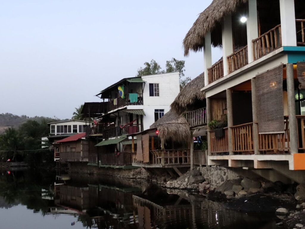 restaurants backed onto beach el tunco
