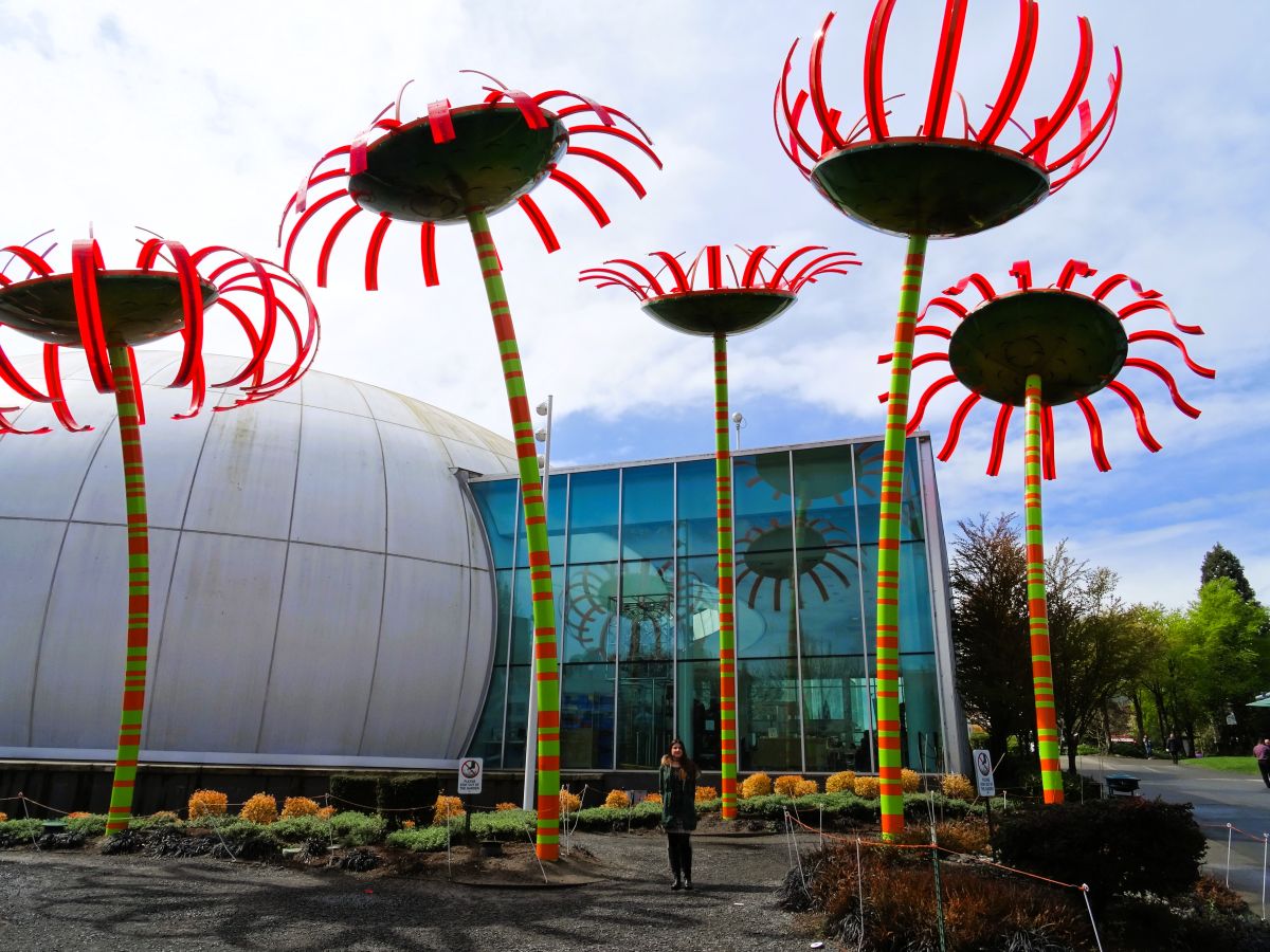 lady chihuly gardens glass