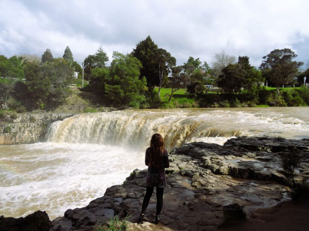 lady at haruru falls paihia