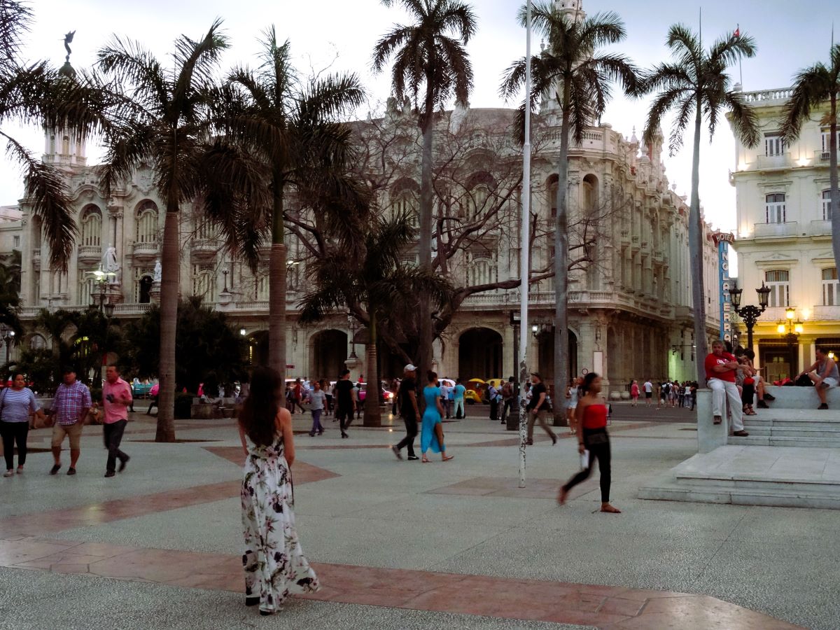 lady in plaza de armas havana