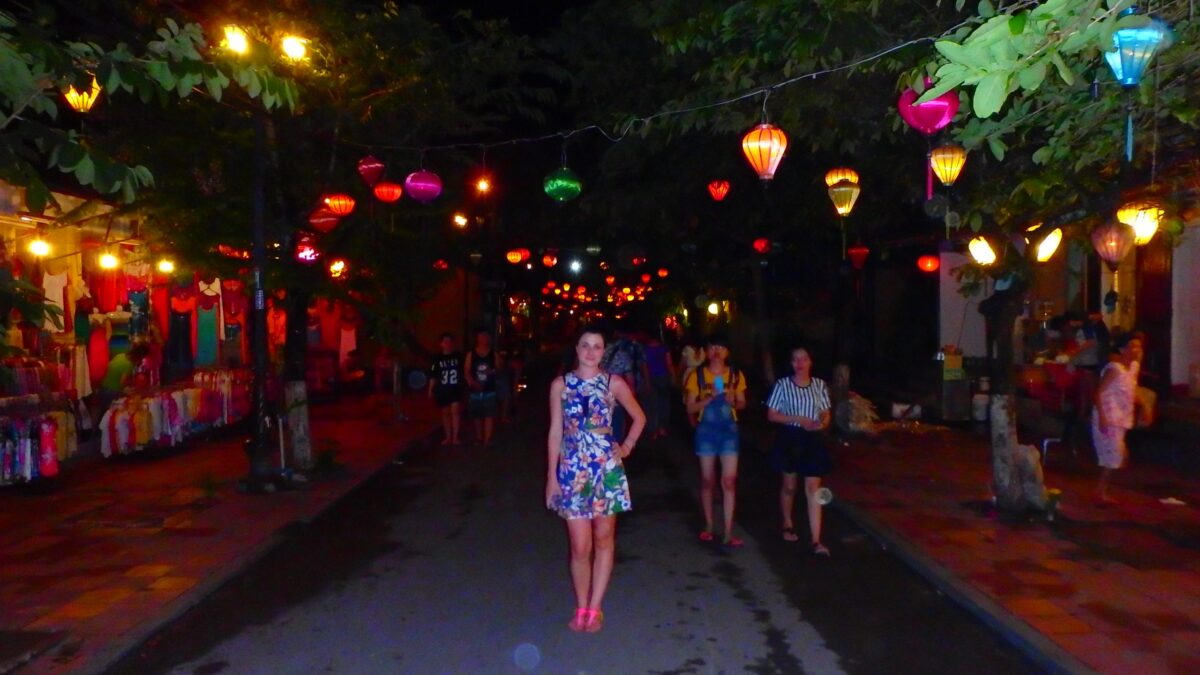 lady in hoi an at night