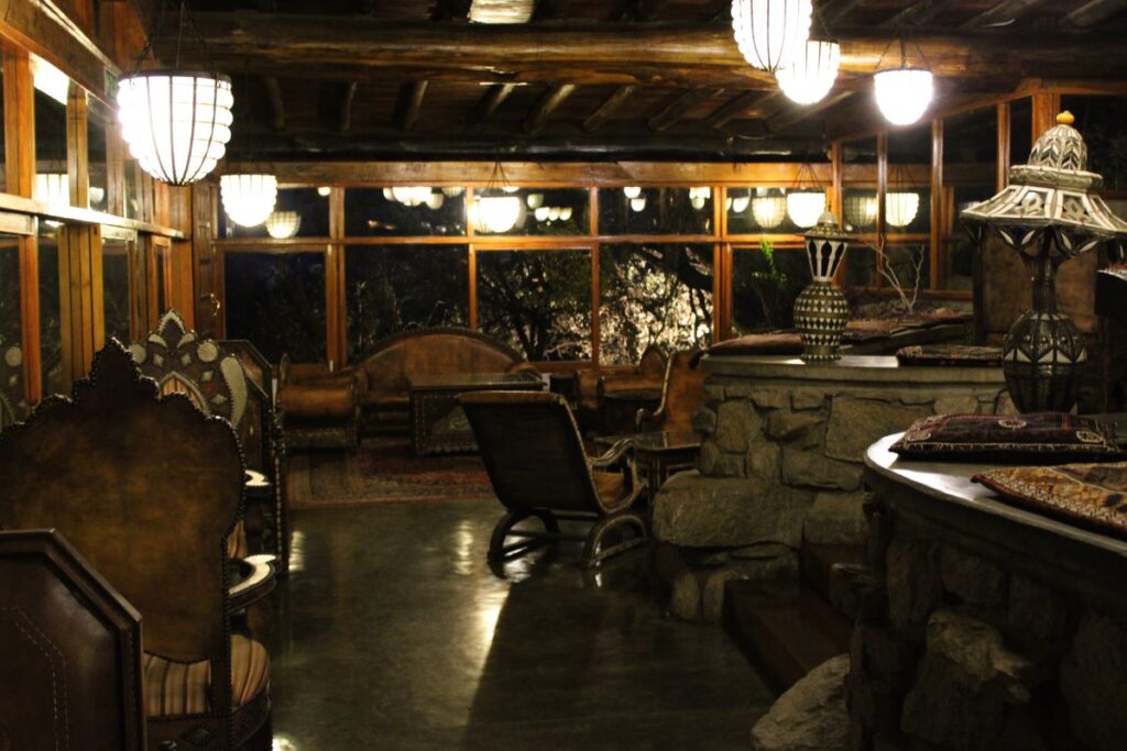 restaurant at lobo wildlife lodge